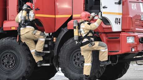 VIDEO: Arriesgan su vida para salvar, a través de una ventana, a su vecina de un apartamento incendiado en la planta superior