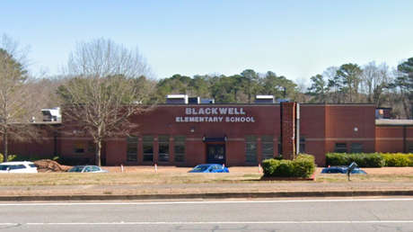 Arrestan a un maestro tras descubrirse una cámara en el baño de una escuela de primaria en EE.UU.