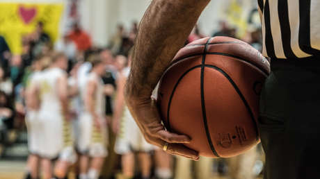 VIDEO: Un entrenador intenta estrangular al árbitro de un partido de baloncesto juvenil