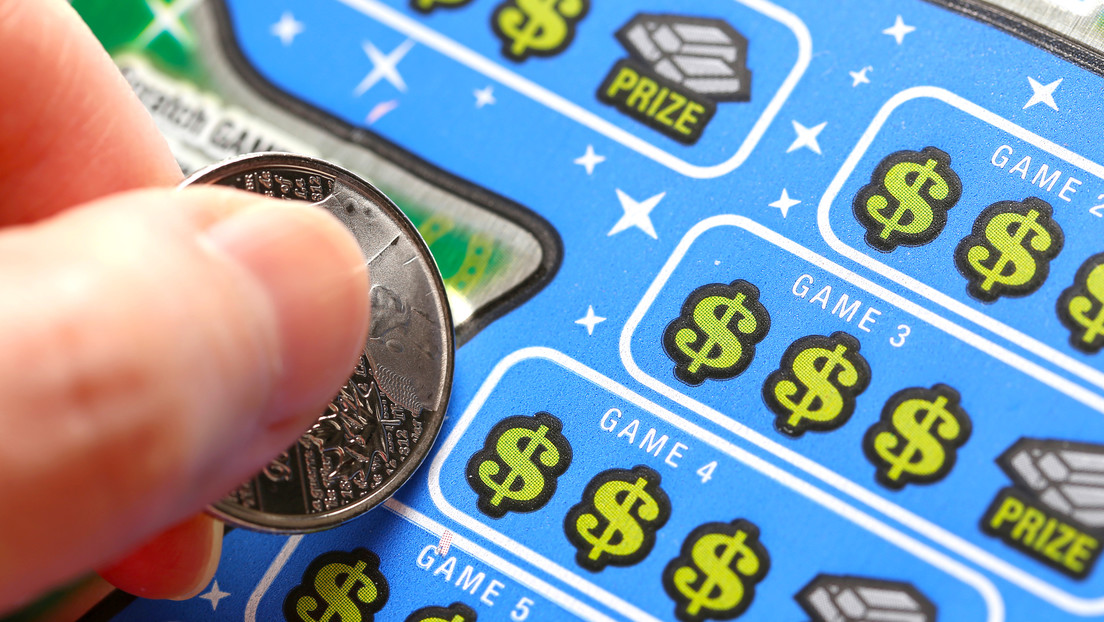 Un hombre es enviado por su esposa a comprar pollo precocinado para la cena y gana 100.000 dólares en una lotería instantánea