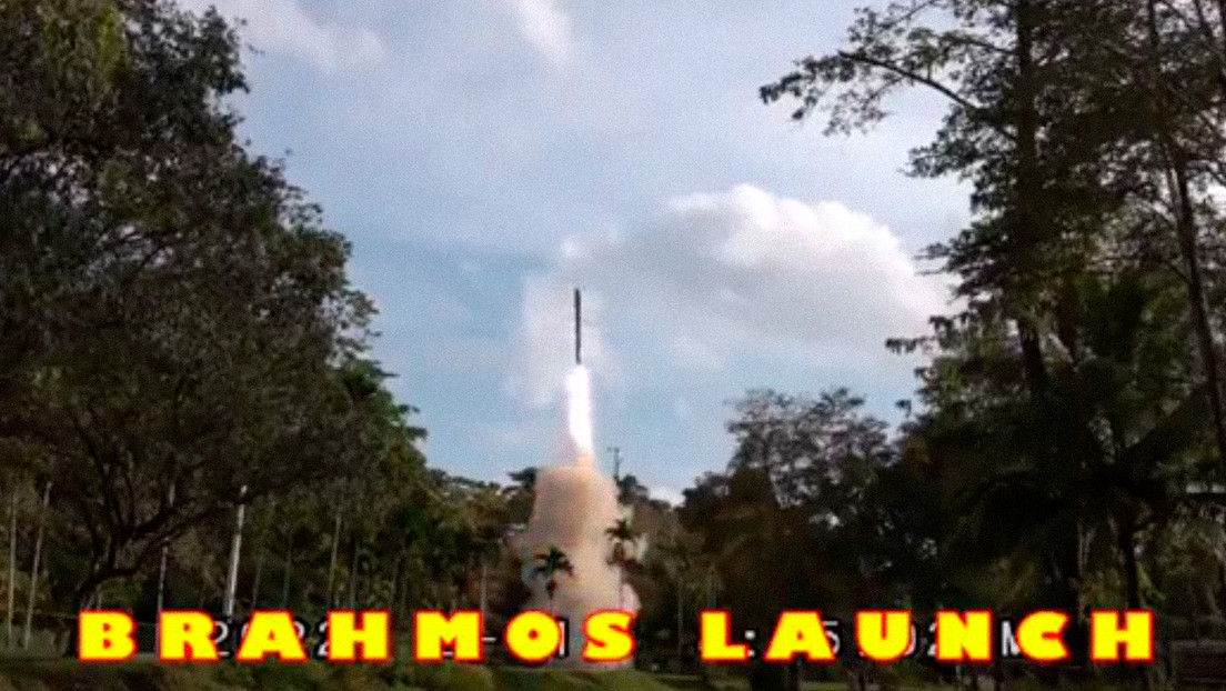 La Armada india destruye con éxito un barco fuera de servicio con misiles antibuque 'rusos' BrahMos y Uran (VIDEO)