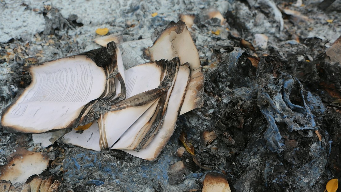 VIDEO: Un pastor estadounidense organiza una quema masiva de libros de 'Harry Potter' y 'Crepúsculo' junto con otros "materiales demoníacos"