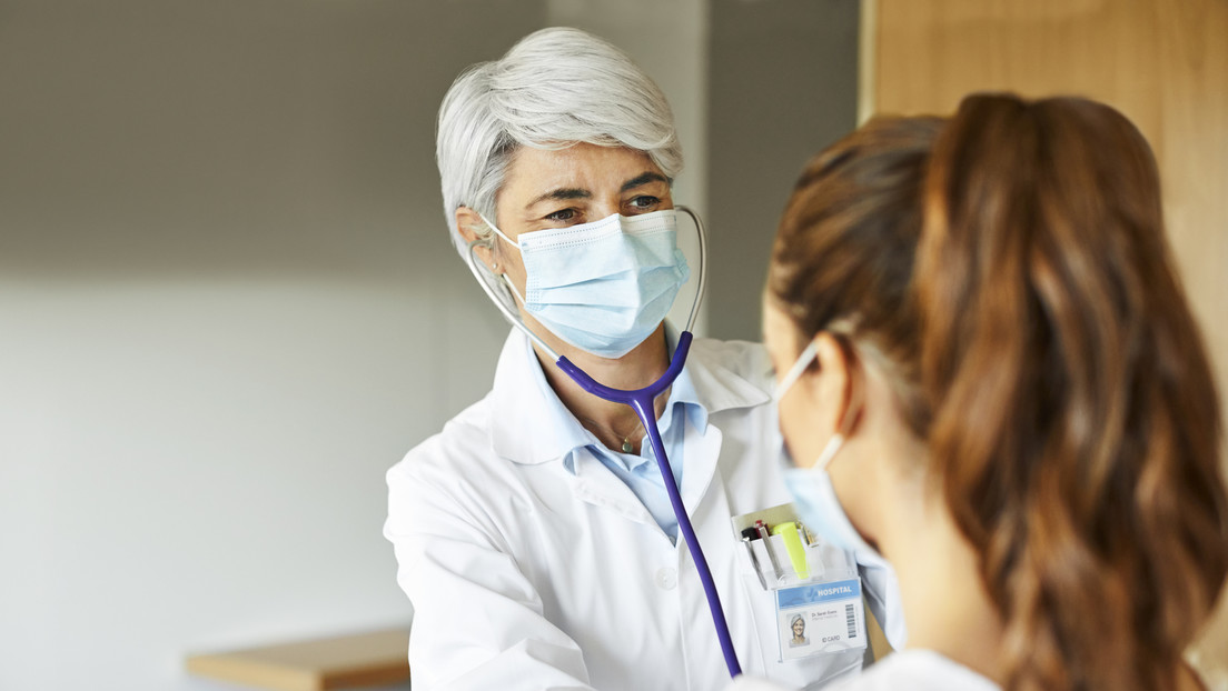 Médicos revelan las principales diferencias entre los infectados con las variantes alfa, delta y ómicron del coronavirus