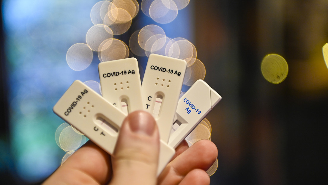 Estudiantes en Francia retoman la popular práctica de falsear los test de covid-19 con gaseosa para quedarse en casa