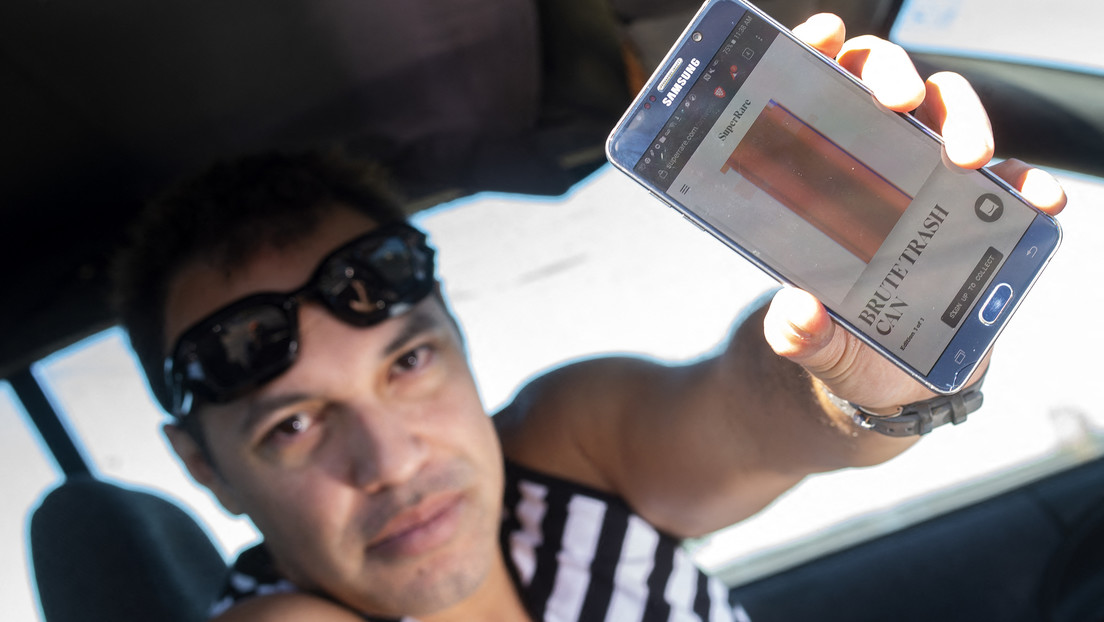 Un artista estadounidense vende un NFT de un bote de basura por 252.000 dólares