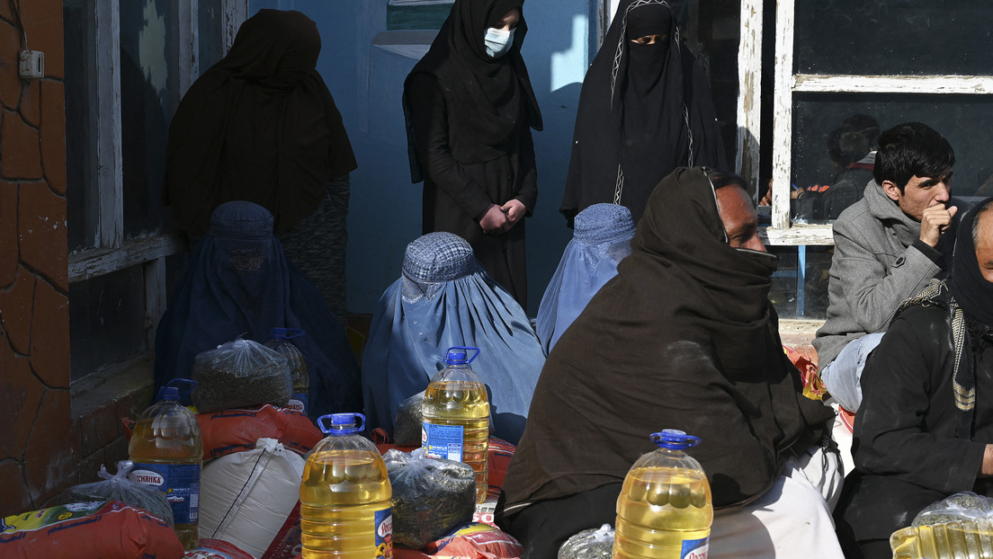 Biden firma una orden ejecutiva para usar parte de los 7.000 millones de dólares de fondos afganos congelados retenidos en EE.UU. en ayuda humanitaria