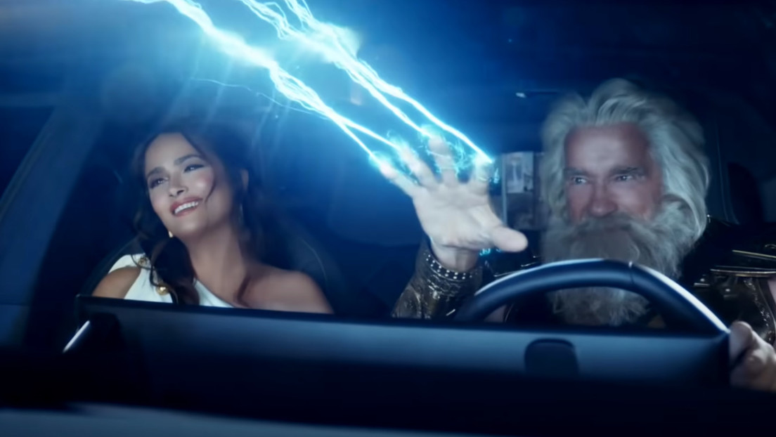 VIDEO:  Arnold Schwarzenegger y Salma Hayek como Zeus y Hera enloquecen a la Red en su comercial para el Super Bowl (ahora muchos piden una película)