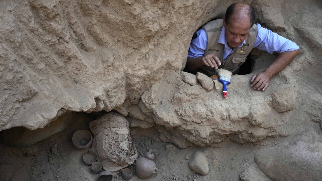 Encuentran los restos de varios niños junto a una momia "cubierta con soguillas" en Perú