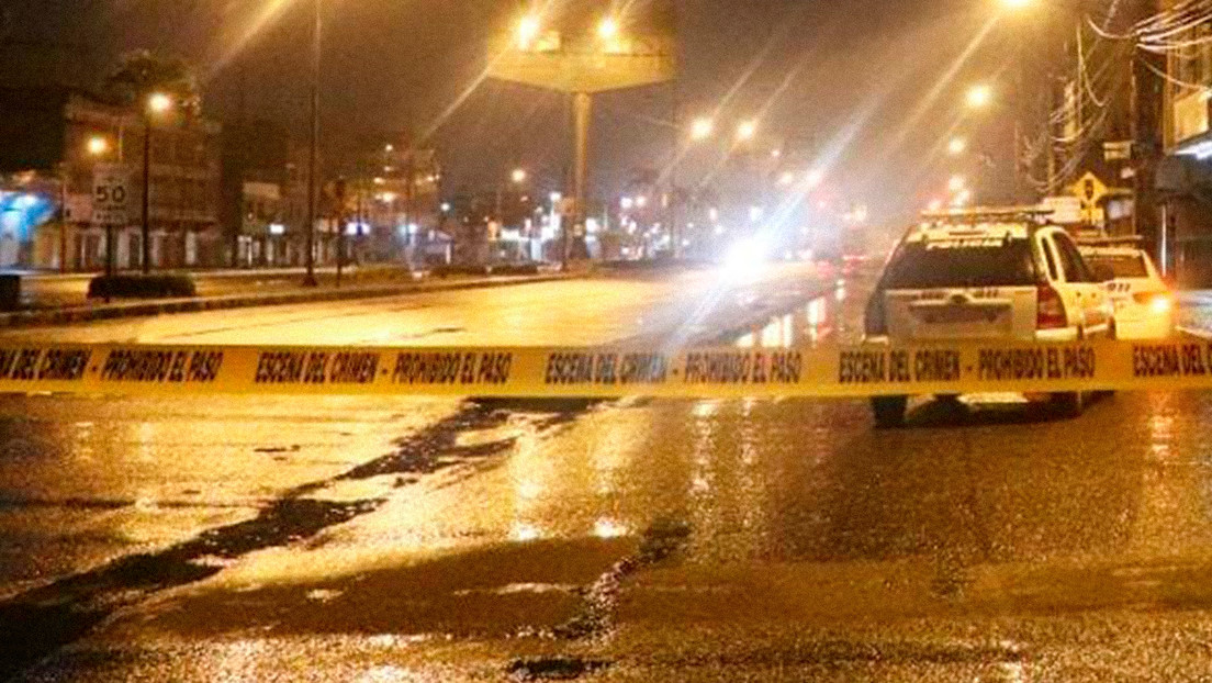 Hallan dos cadáveres colgados en un puente peatonal en Ecuador