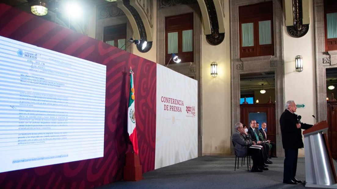 López Obrador envía una carta al Instituto Nacional de Acceso a la Información para pedir que investiguen los ingresos del periodista Loret de Mola