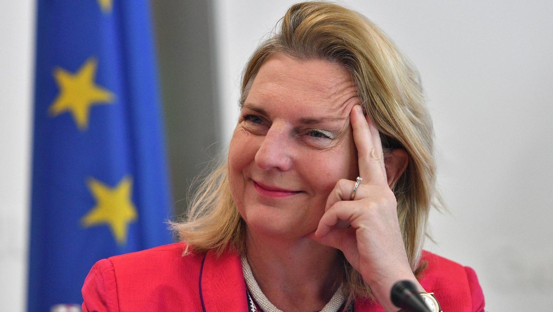 Ex ministra de Exteriores de Austria a RT: "Tras el fiasco tremendo de Kabul, la OTAN tropezó como un sonámbulo con Ucrania"