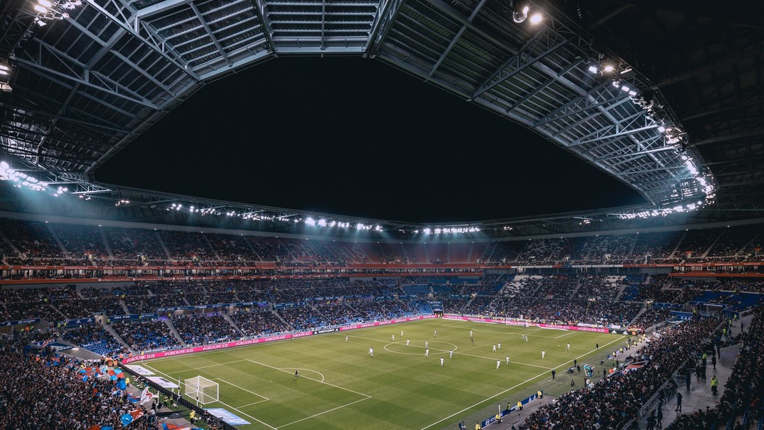 Un futbolista del Barcelona juega con una camiseta sin escudo del club ni logo de Nike (y marca un gol)