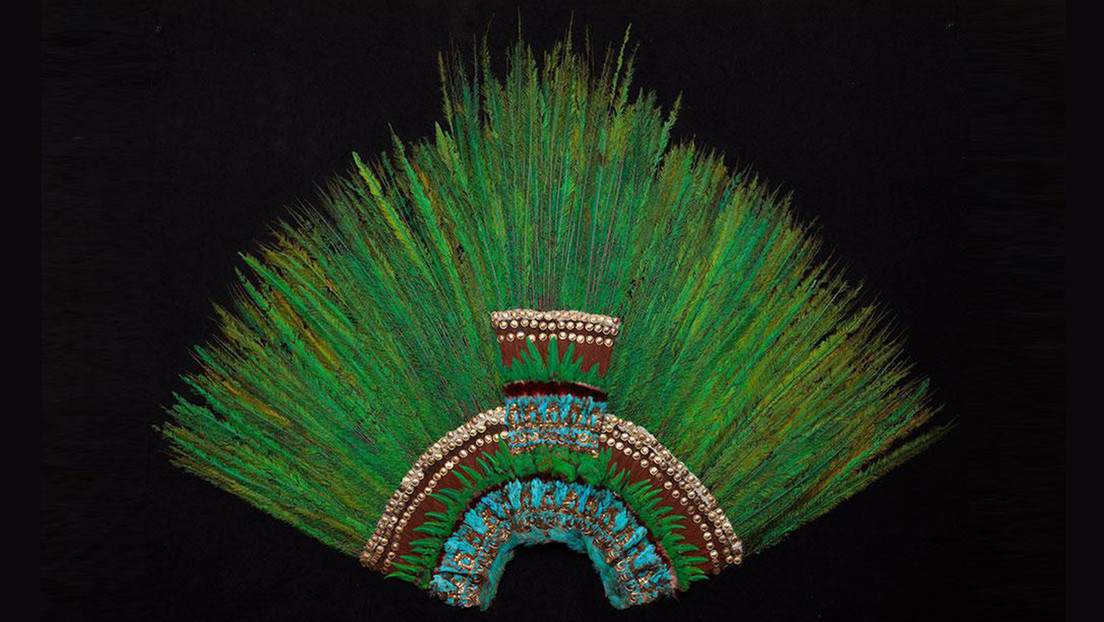 "Audioguías de la verdad": Dos mexicanos hackean dispositivos del museo de Viena para pedir el regreso del 'Penacho de Moctezuma' a su país