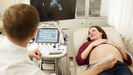 Un ginecólogo usó su propio esperma en tratamientos de fertilidad sin que las mujeres lo supieran y concibió al menos 21 hijos