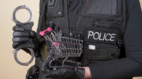 El despido de un policía que fue captado por una cámara robando en un supermercado abre la polémica en México