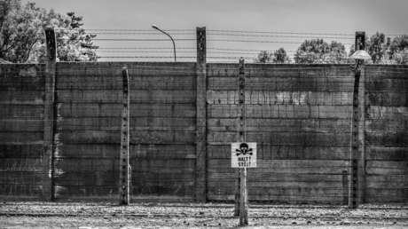 Encuentran en un campo de exterminio nazi tres dijes pertenecientes a las víctimas del Holocausto