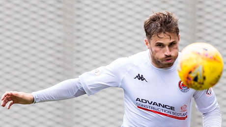 Un club de fútbol ficha a un jugador que fue condenado por violación y genera polémica en Reino Unido