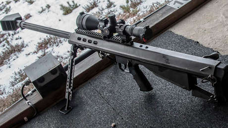 Lleva a su nieto a pescar con un imán al sur de Florida y lo que sacan del mar los deja perplejos  (FOTO)