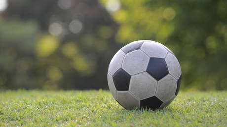 Un joven futbolista muere al sufrir un paro cardíaco pocos minutos después de iniciarse el partido