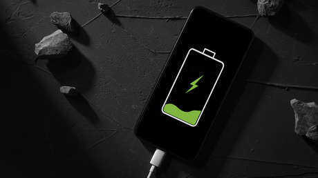 Un 'youtuber' chino crea la batería externa más grande, capaz de cargar hasta 5.000 teléfonos móviles (VIDEO)