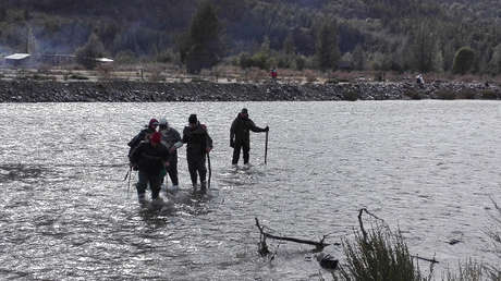 Ambientalistas son retenidos por "un ejército privado" del magnate inglés Joe Lewis cuando intentaban llegar al Lago Escondido de Argentina