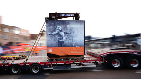 Retiran un mural de Banksy en Gales para llevarlo a un lugar seguro luego de que "fanáticos" intentaran dañar la obra (VIDEO)