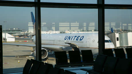 Arrestan a un hombre acusado de abusar sexualmente de una mujer en un vuelo de United Airlines