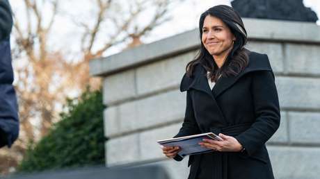 "No es una democracia": Tulsi Gabbard dice que Zelenski, "con apoyo de EE.UU.", cerró 3 canales que lo criticaban y encarceló a políticos opositores