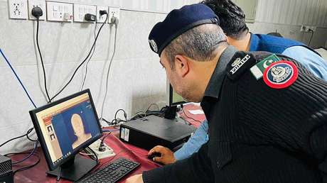 Una paquistaní embarazada se hace martillar un clavo en la cabeza para asegurarse de tener un varón, siguiendo el consejo de una curandera