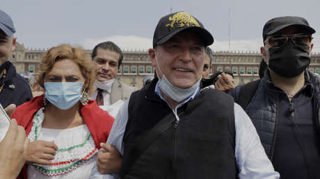 López Obrador exhibe al líder de un grupo opositor durante la 'mañanera' y muestra un video en el que cae de una silla