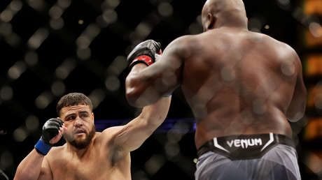 VIDEO: Noquean de un brutal codazo al peso pesado Derrick Lewis, el rey de los KO de la UFC