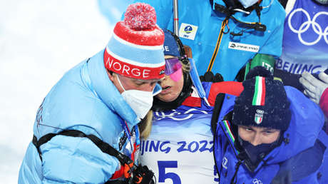 La biatleta noruega Ingrid Landmark Tandrevold apenas logra terminar la carrera y colapsa al llegar a la meta en los JJ.OO. de Pekín