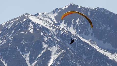 VIDEO: ​​Un instructor de parapente chileno vive intensos segundos al ser arrastrado por el viento y quedar colgando en el aire