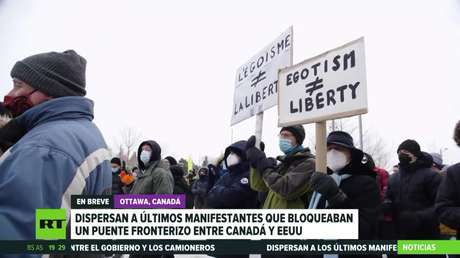 Las fuerzas del orden dispersan a los últimos manifestantes que bloquearon el puente en la frontera entre EE.UU. y Canadá