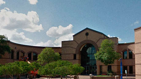 Un entrenador de béisbol se rompe el brazo al ser perseguido y golpeado por estudiantes en una escuela de EE.UU. (VIDEO)