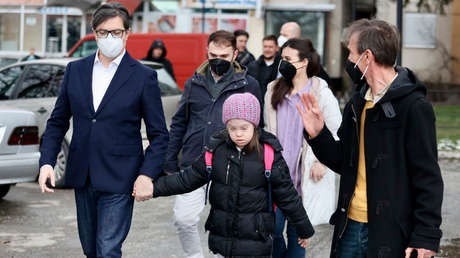 El presidente de Macedonia del Norte lleva al colegio a una niña con síndrome de Down que sufrió acoso escolar