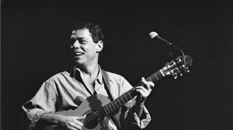La historia detrás de la canción que Chico Buarque no interpreta por considerarla "machista" (y que ha generado un acalorado debate en Brasil)