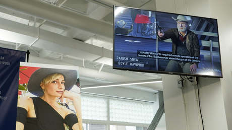 La familia de la directora de fotografía muerta durante el rodaje de 'Rust' demanda a Alec Baldwin