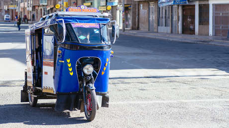 Una joven intenta evitar que le roben su móvil y es arrastrada casi una cuadra por un mototaxi en Perú (VIDEO)