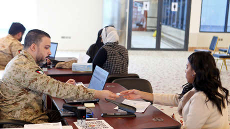 Activistas feministas critican al Ministerio de Defensa de Kuwait tras permitir a las mujeres ingresar al ejército, pero no portar armas