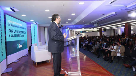VIDEO: Manifestantes arrojan piedras al hotel que acoge un foro de ultraderecha en Colombia y la Policía detiene a dos personas
