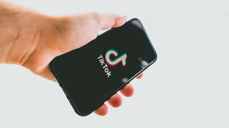 Un joven obsesionado con una estrella de TikTok de 14 años se planta en su casa con una escopeta y el padre de la chica lo mata