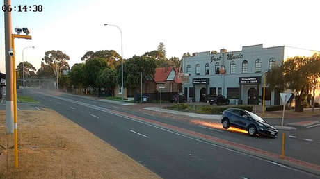 Un automóvil lanza una estela de chispas al deslizarse por una calle tras sufrir un accidente (VIDEO)