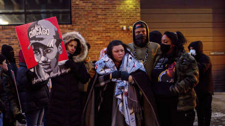 Protestas en Mineápolis contra la sentencia de 24 meses para la policía que mató al afroamericano Daunte Wright (FOTOS)