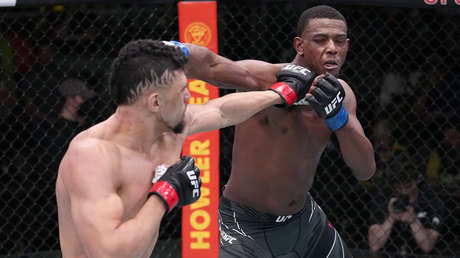 Un luchador de la UFC cae en 'cámara lenta' tras ser noqueado por su rival con un fulminante golpe (VIDEO)