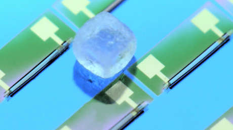 Desarrollan una revolucionaria batería recargable submilimétrica más pequeña que un grano de sal