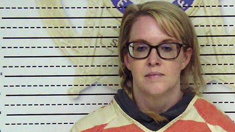 Acusan a una estadounidense de tener relaciones sexuales con 9 alumnos de una escuela secundaria a cambio de cigarrillos electrónicos