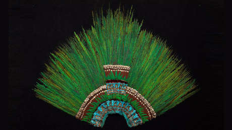 "Audioguías de la verdad": Dos mexicanos hackean dispositivos del museo de Viena para pedir el regreso del 'Penacho de Moctezuma' a su país