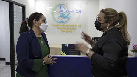 "Lo exhibieron como un trofeo": La esposa de Juan Orlando Hernández presenta una denuncia por violación de derechos durante su captura en Honduras