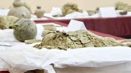 Perú presenta varios niños momificados y restos esqueléticos de adultos, al parecer sacrificados en un ritual funerario hace más de 1.000 años